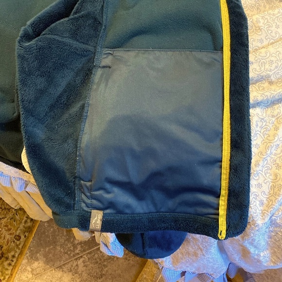 Beautiful L.L.Bean zipper jacket. New condition. Zipper pockets. Size L Reg - Picture 5 of 6